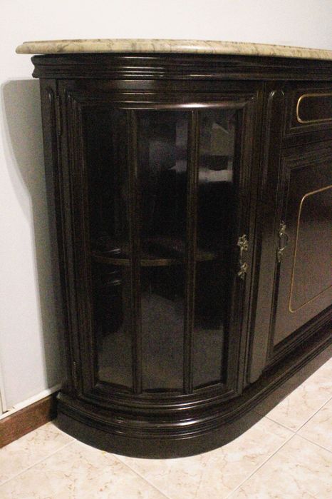 Móvel antigo em madeira escura – Elegância e charme intemporal