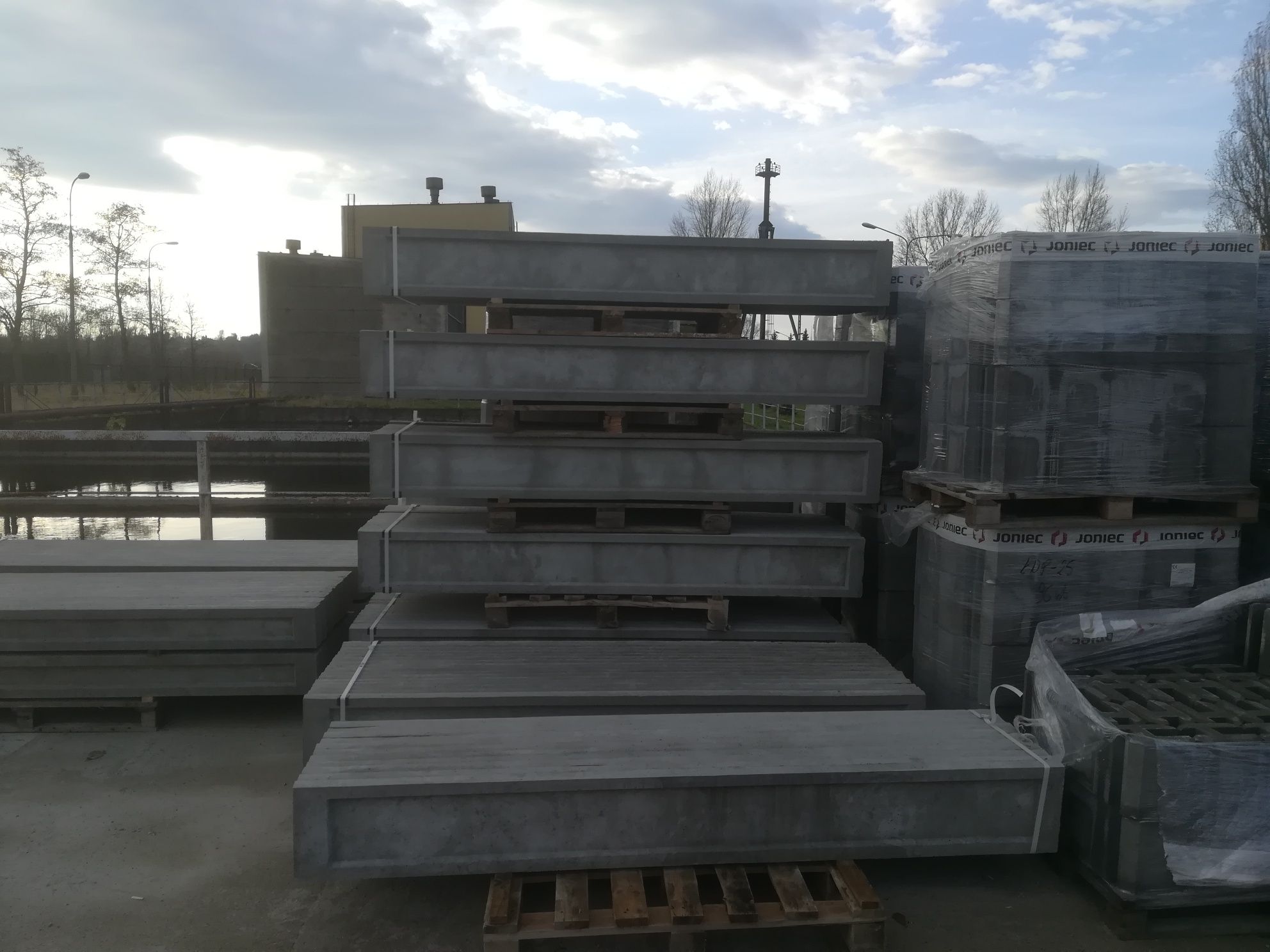 Słupki betonowe 8x7 220cm ogrodzeniowe producent