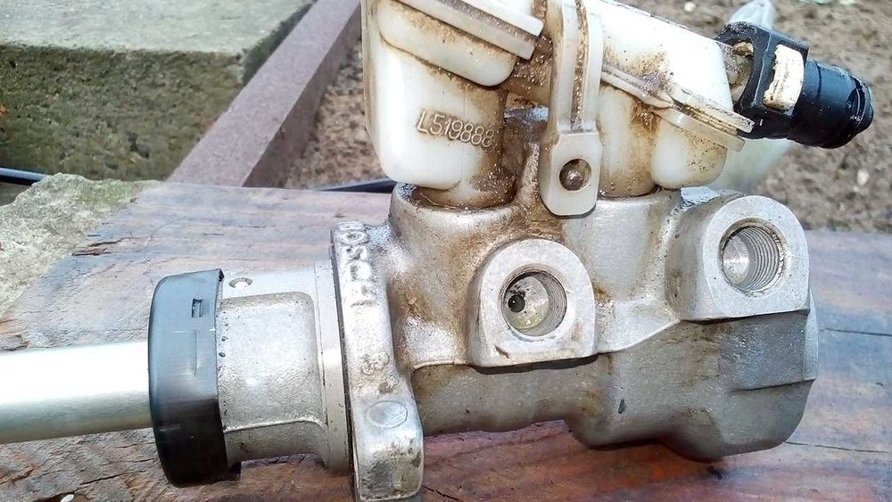 Бачок для гальмівної рідини з трубками 98AB-2C217-AC Bosch Фокус Мк1