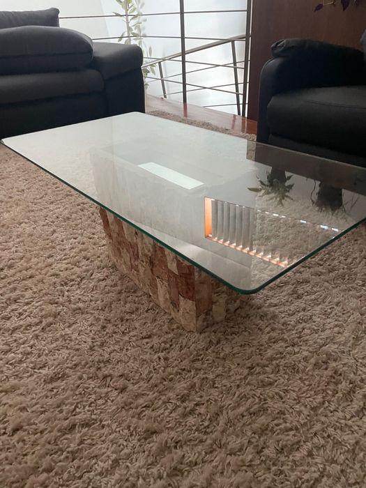 Mesa de centro com base em pedra e tampo em vidro