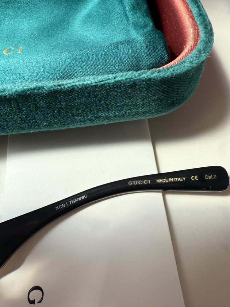 Czarno złote okulary przeciwsłoneczne Gucci GG0900S