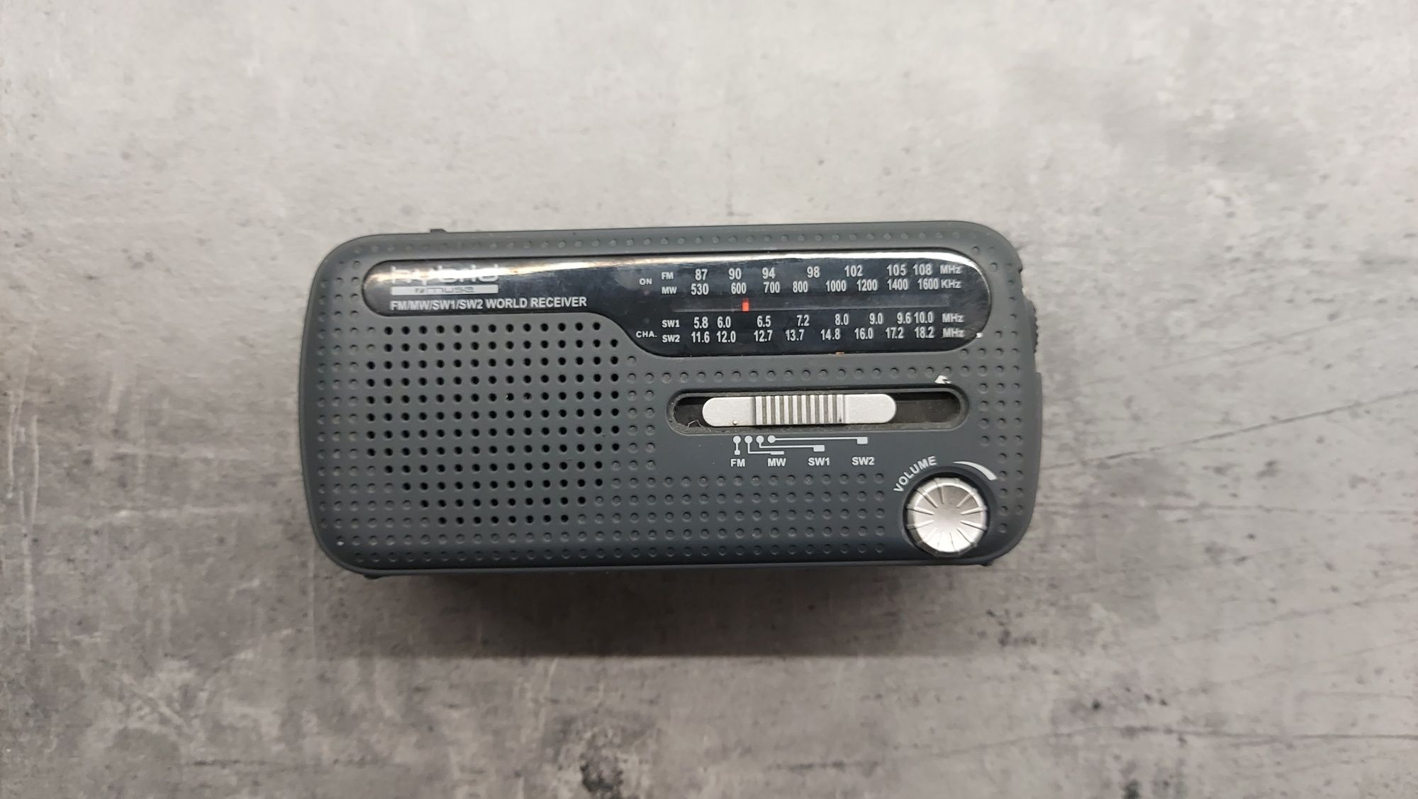 Radio Muse MU-MH-07DS bateria słoneczna, dynamo, syrena, latarka.