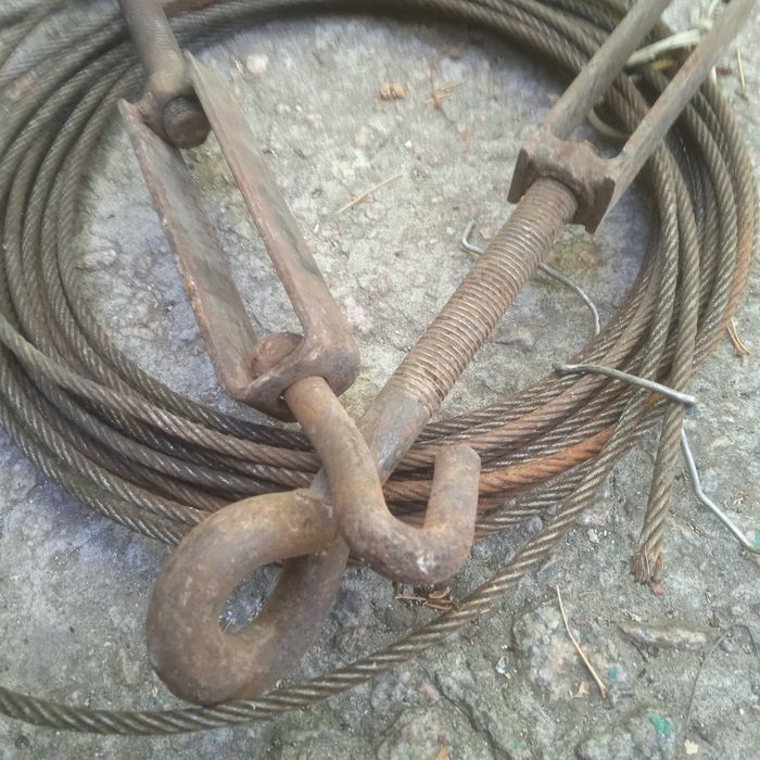 Трос металлический с натяжителем.