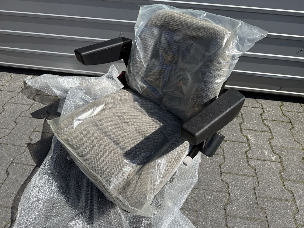 Siedzenie mechaniczne Case Farmall 95A oryginalne CNH wysyłka nowe