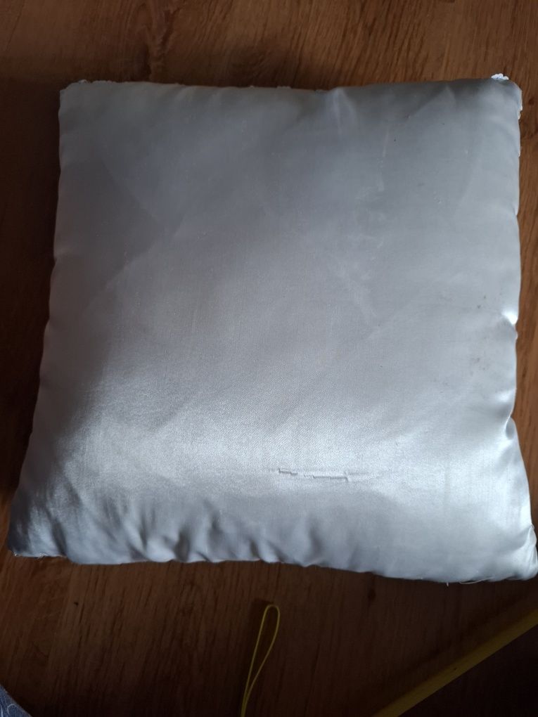 Cekinowa poduszka zmieniajaca kolor