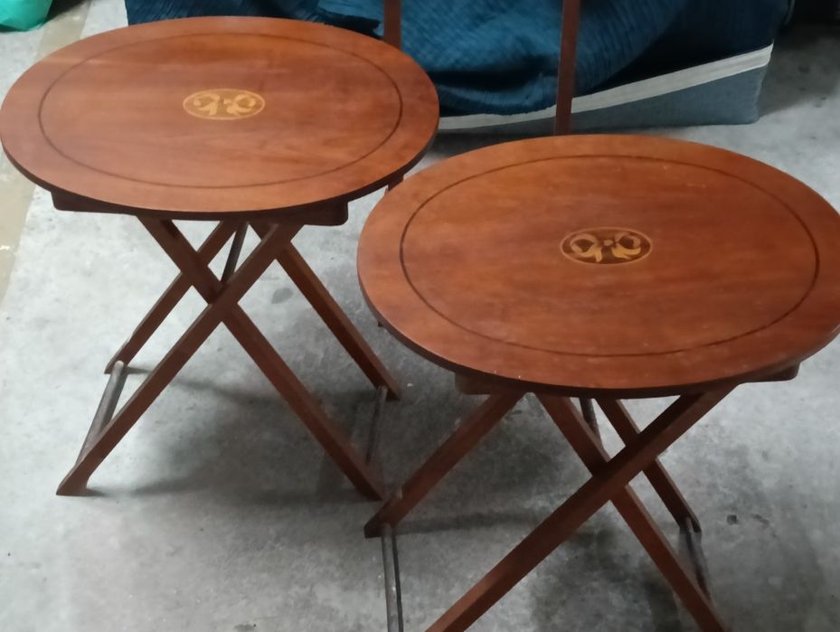 Belo par de mesas vintage, desdobráveis com apoio