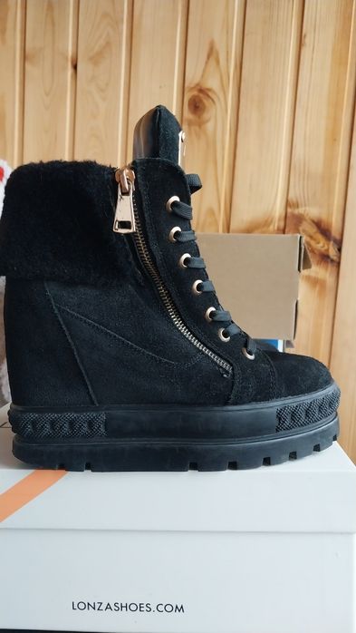 Продам женские зимние кожаные ботинки на танкетке Lonza