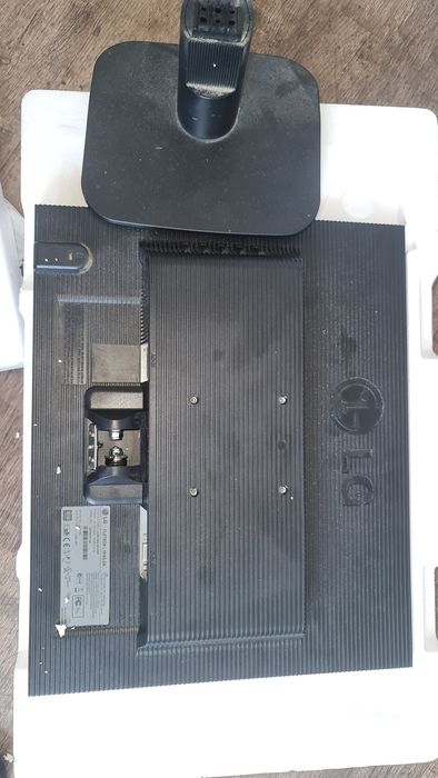 комп’ютер AMD Ryzen 5 з монітором