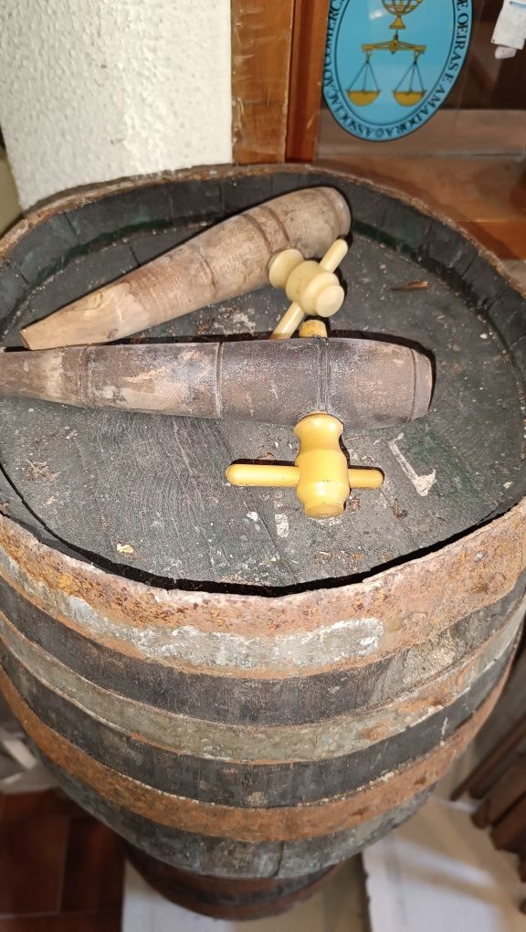 2 barris de madeira