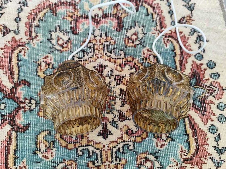 Par de candeeiros de vidro suspensos em verde âmbar. Vintage