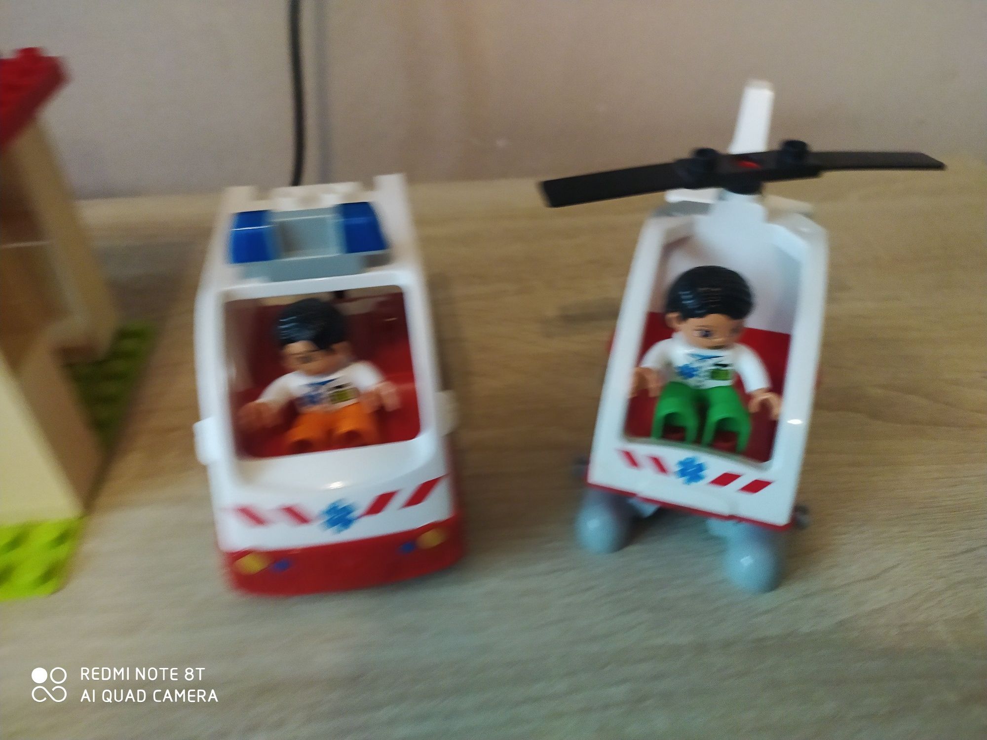 Lego duplo szpital karetka helikopter medyczny.