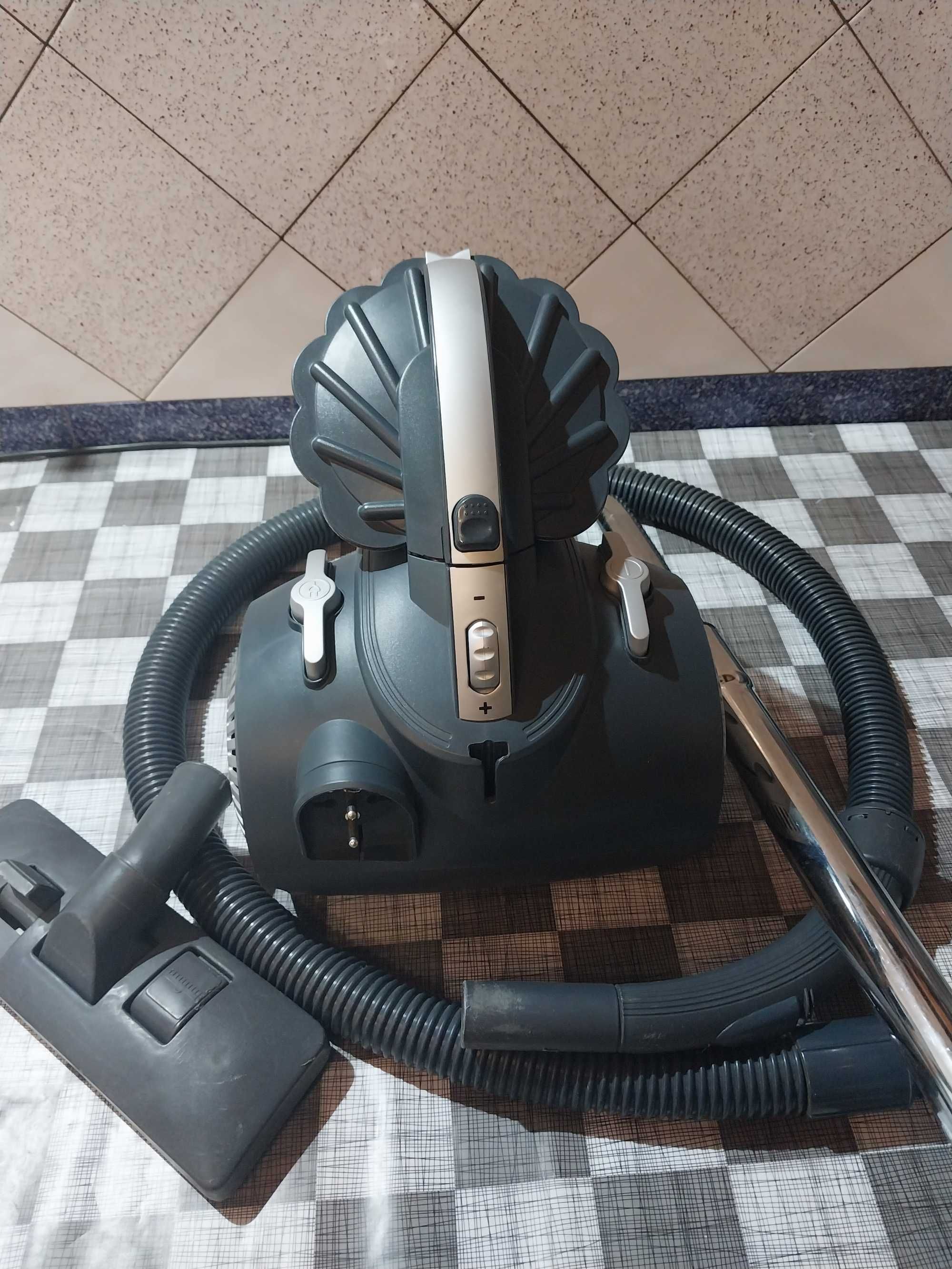 пылесос колбовый INEXIVE  700W