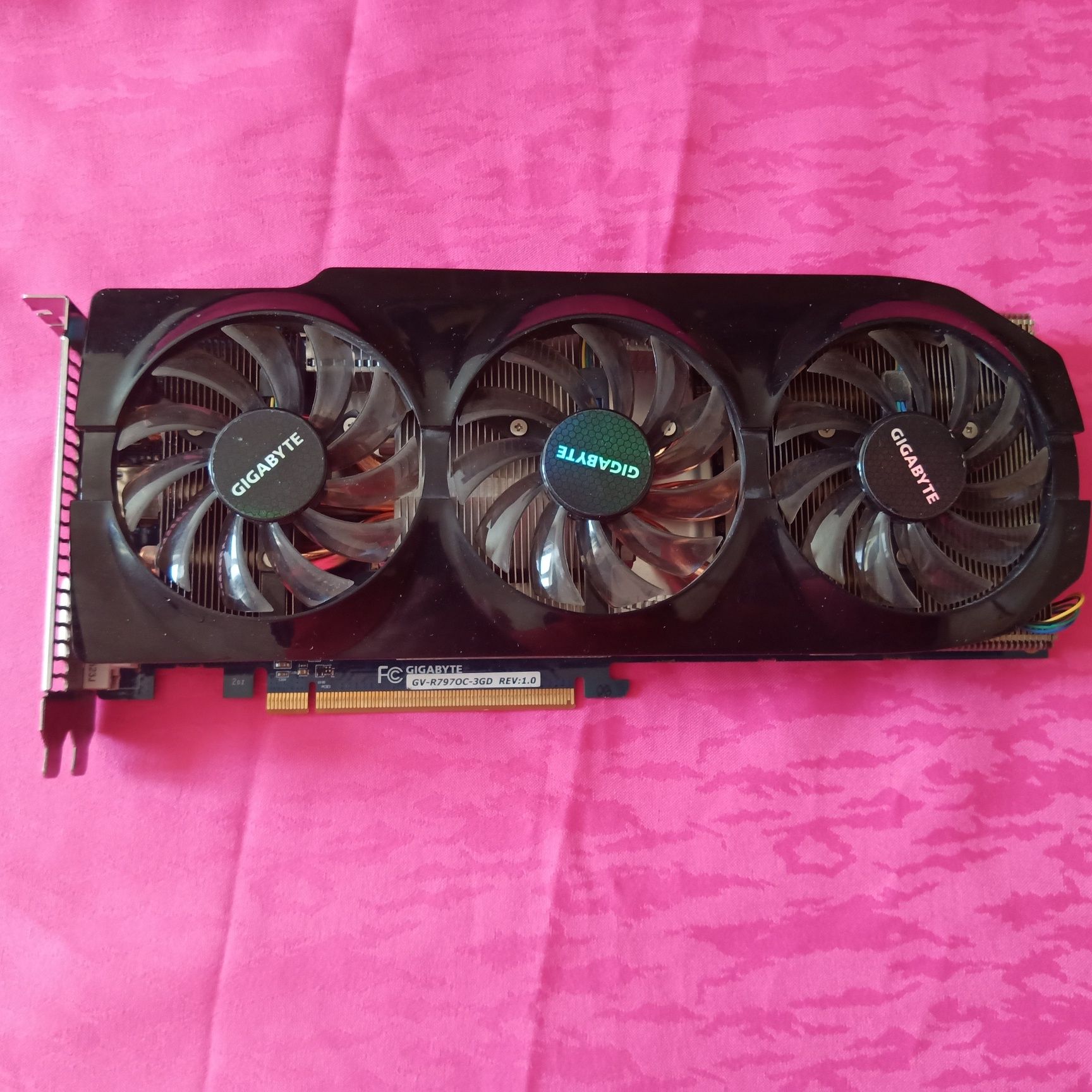 Видеокарта GYGABYTE Radeon HD 7970 3GB 384bit GDDR5