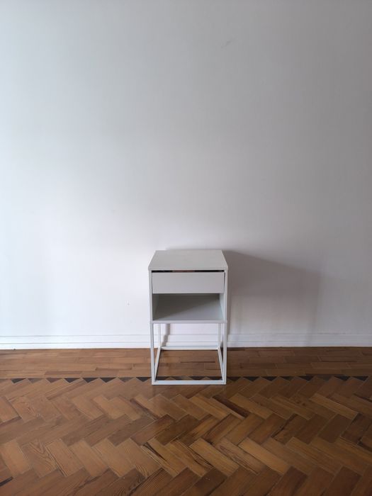Mesa de cabeceira VIKHAMMER como nova