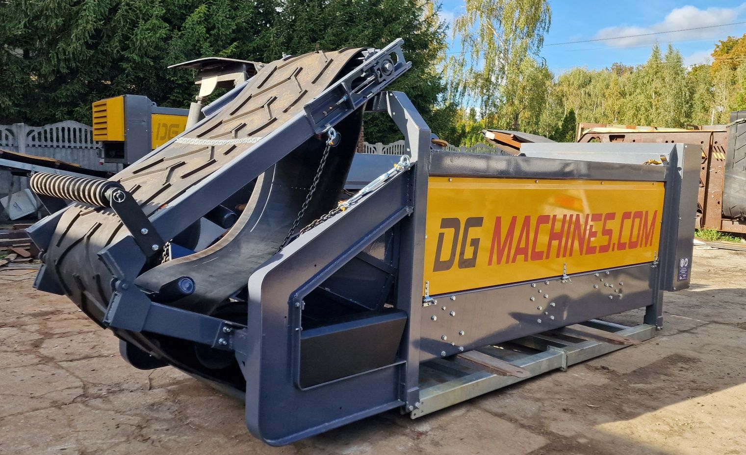 DG MACHINES producent przesiewaczy. TREX300S sieje mokry towar, ziemia
