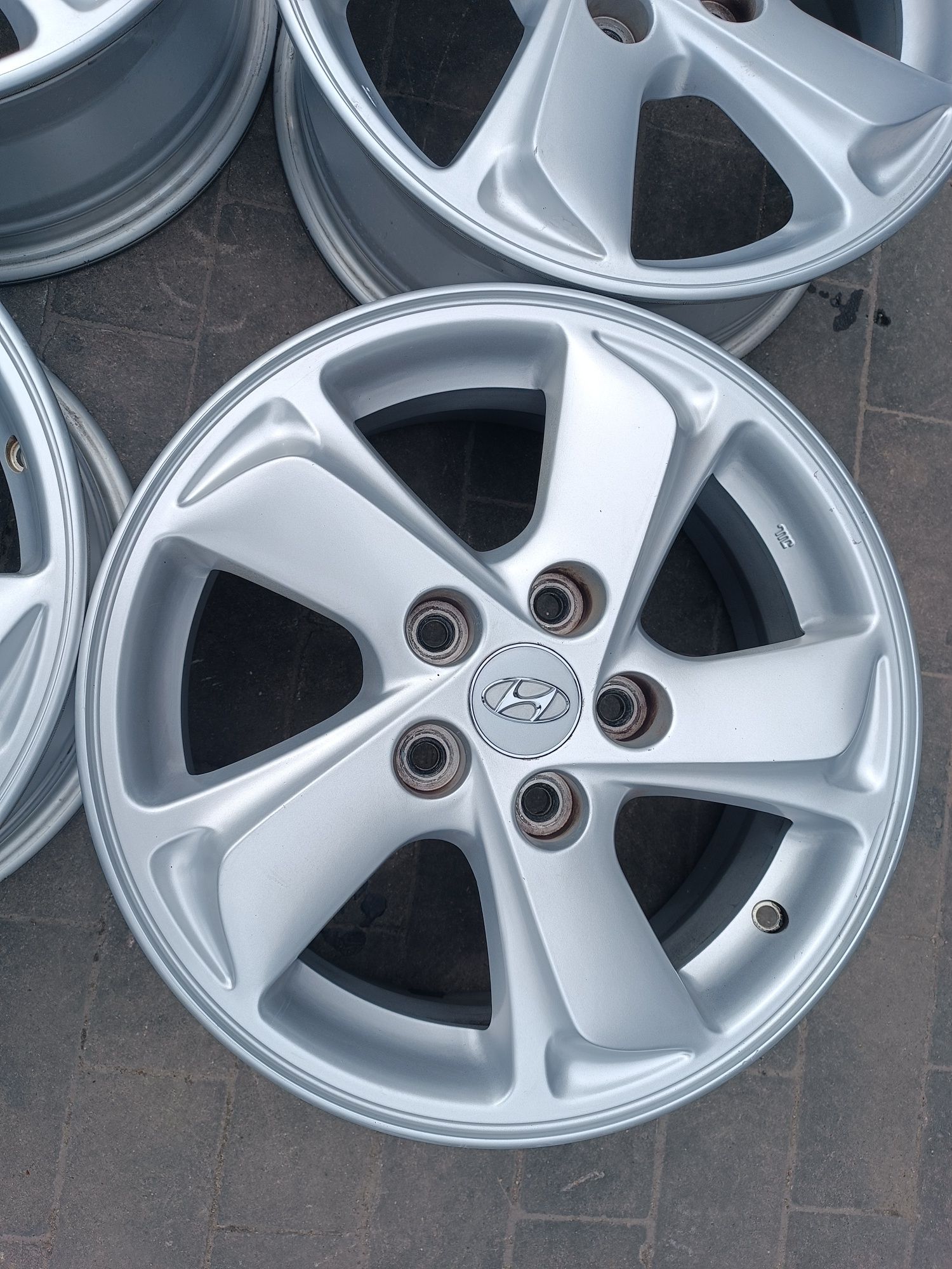 Felgi Alu Hyundai i30 ix20 ix35 Tucson 5x114.3 ET45 6.5J16