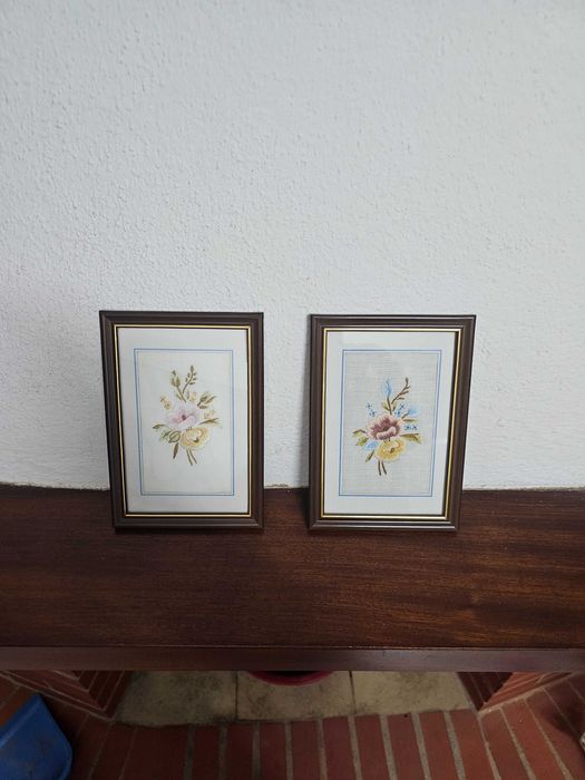 Par de quadros bordados à mão em linho – flores com moldura