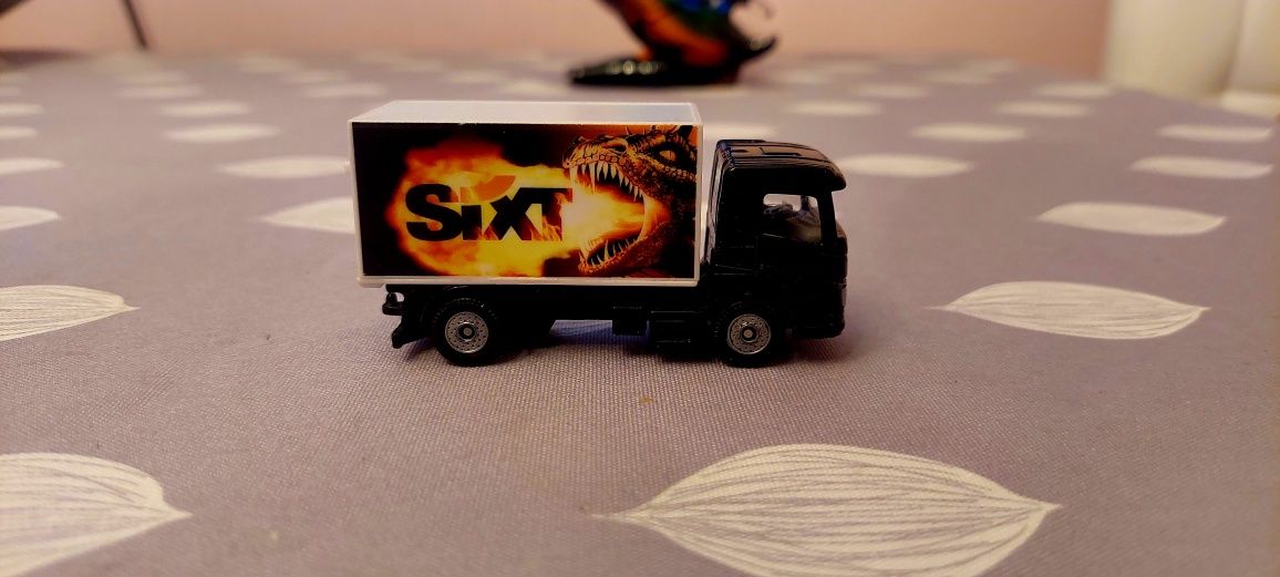 Siku 1107, Ciężarówka Volvo ze skrzynią ładunkową Sixt