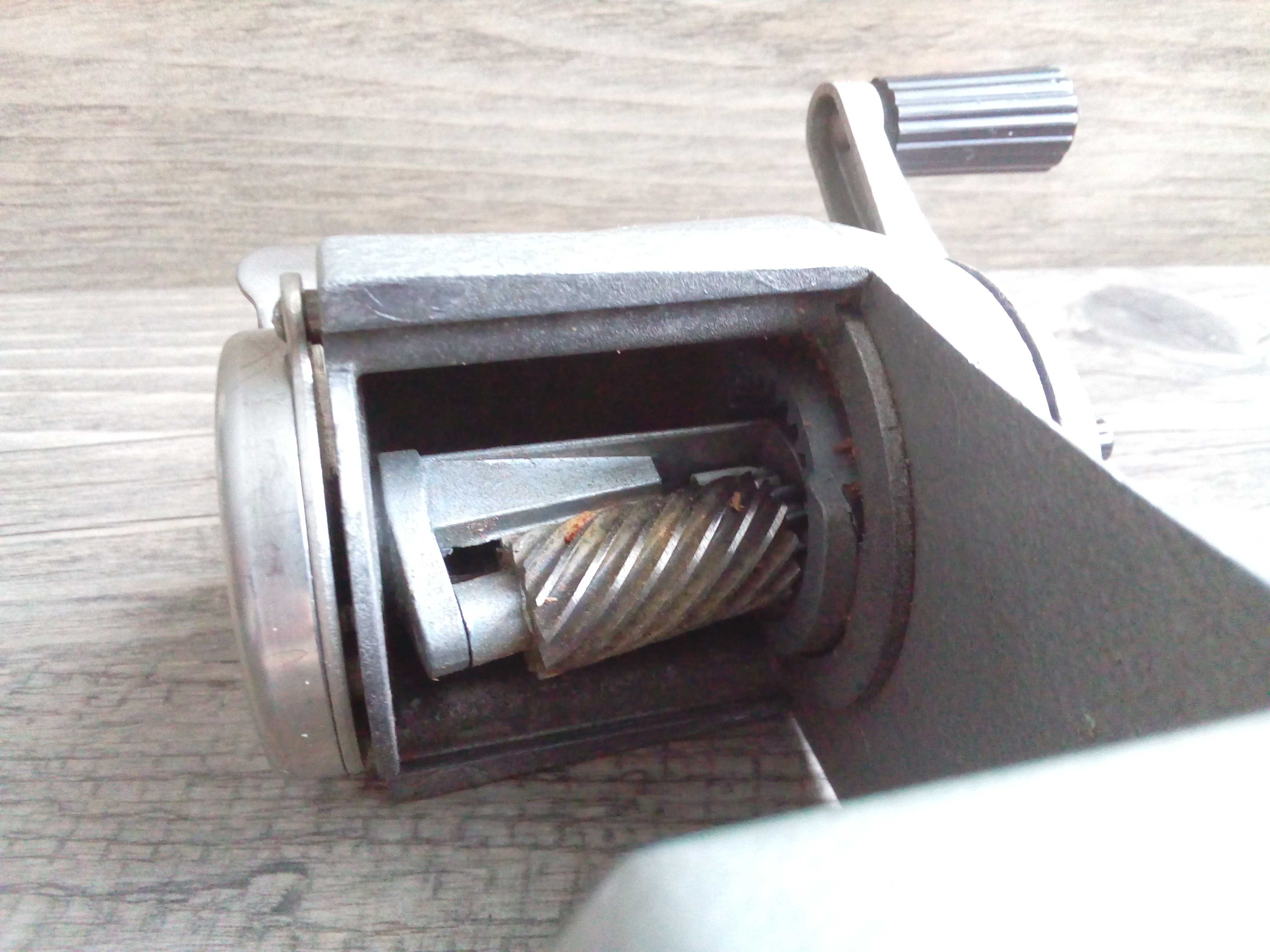 temperówka metalowa z korbką asis