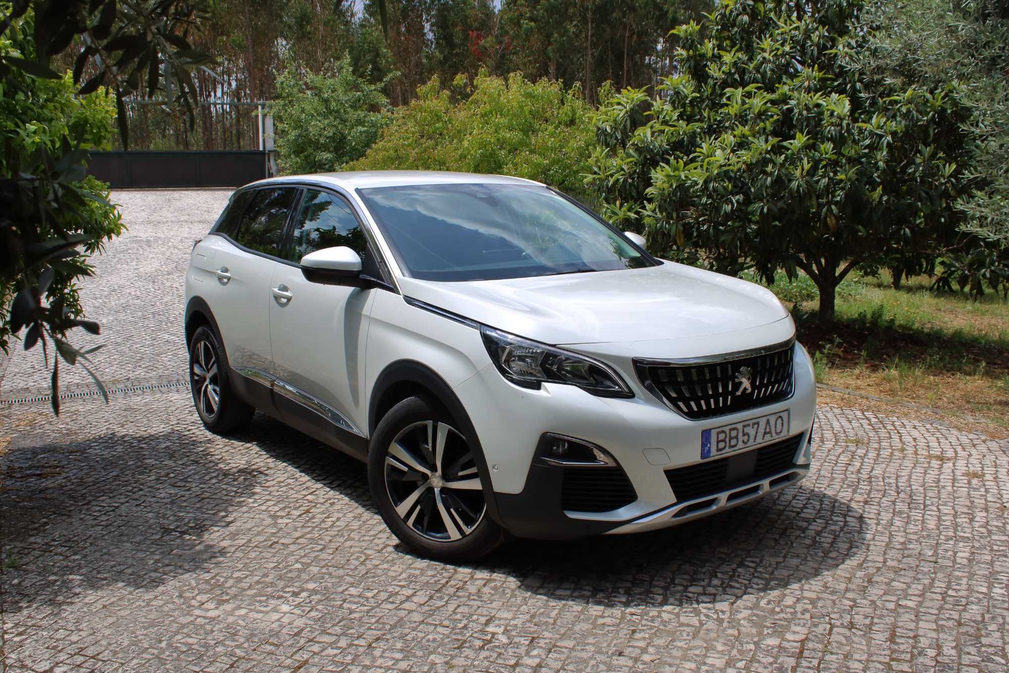 PEUGEOT 3008 Allure PureTech 1.2 Turbo 130CV (260€/Mes)