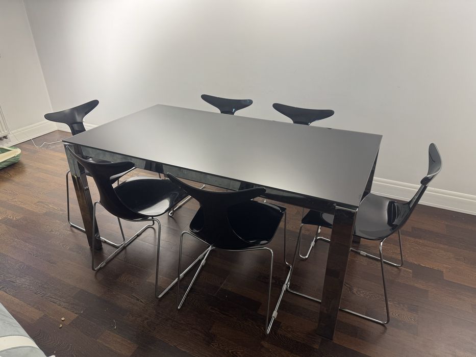 Stół czarny szklany rozkladany 85cm*160cm-220cm z 8 krzełami. Włochy.