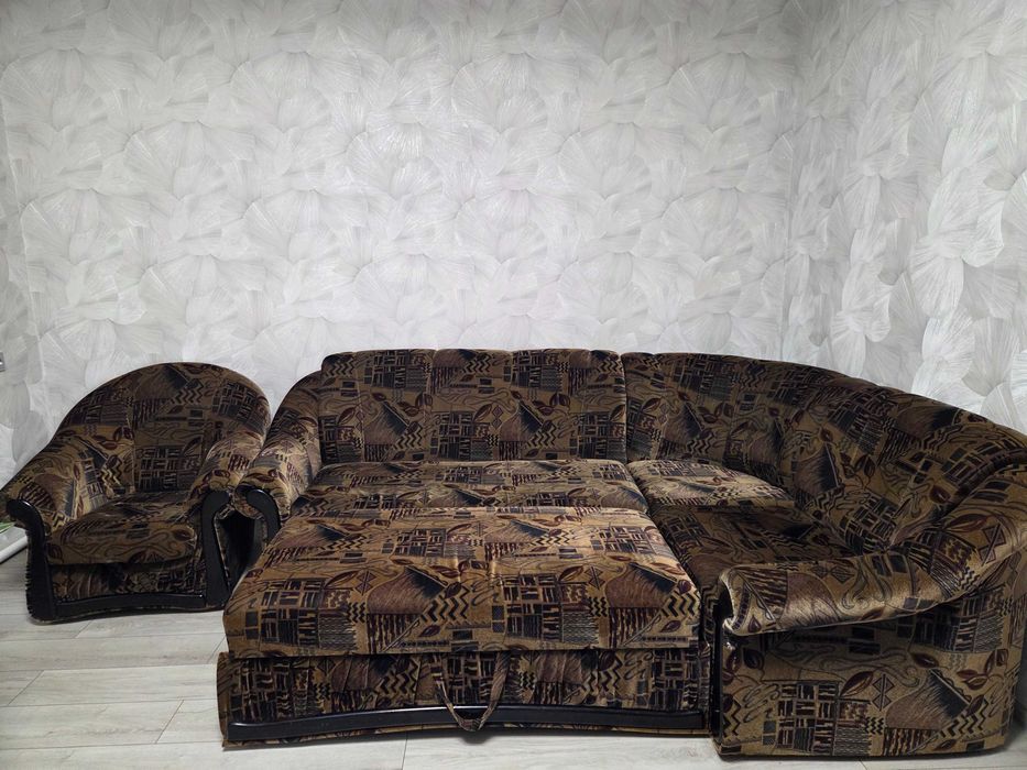 Продам кутовий диван з кріслом