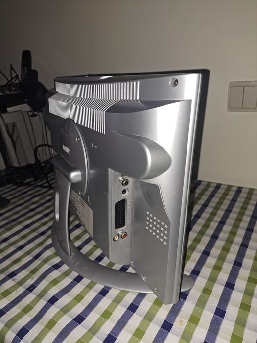 Tv Lcd da Philips modelo-17PF9945/121 mais oferta de um dvd da pioneer