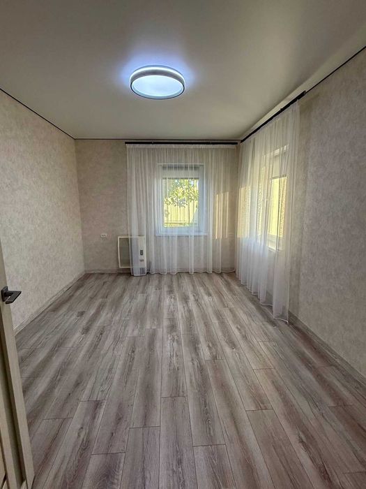 Будинок з новим ремонтом у центрі села Загальці