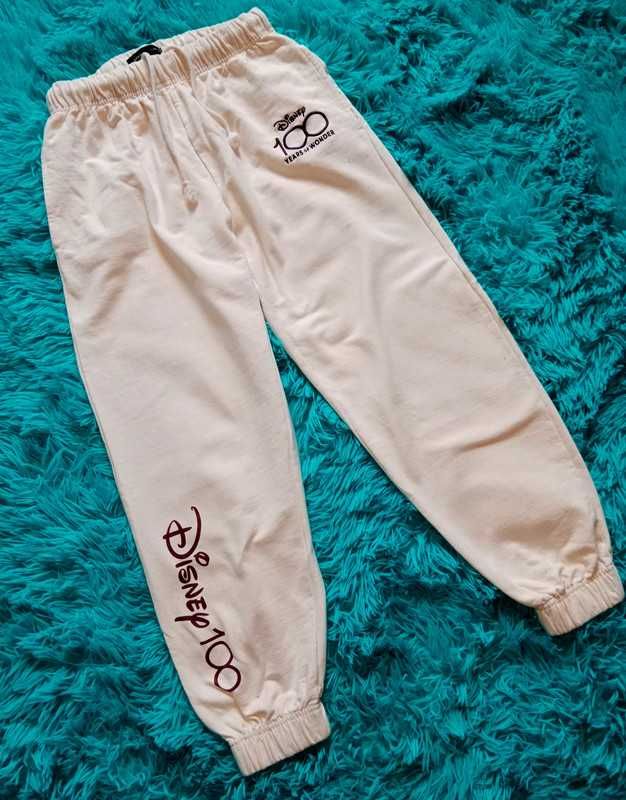 Spodnie
Luźne joggery z nadrukiem na dole i ociepleniem wewnątrz