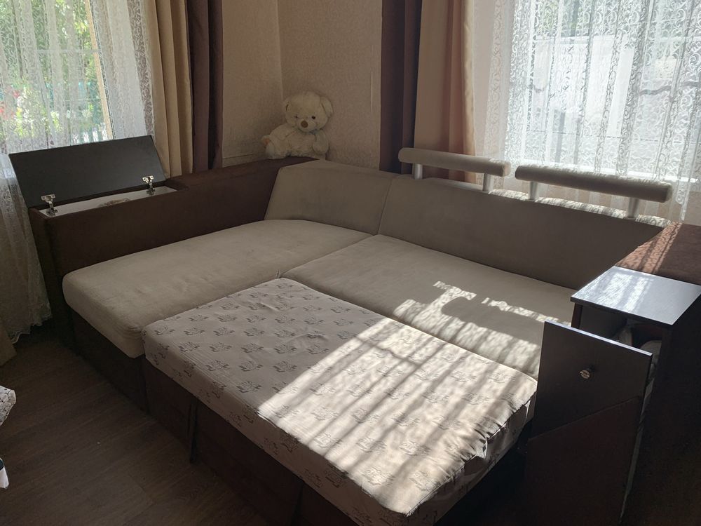 Куток у вітальню чи спальню в гарному стані.