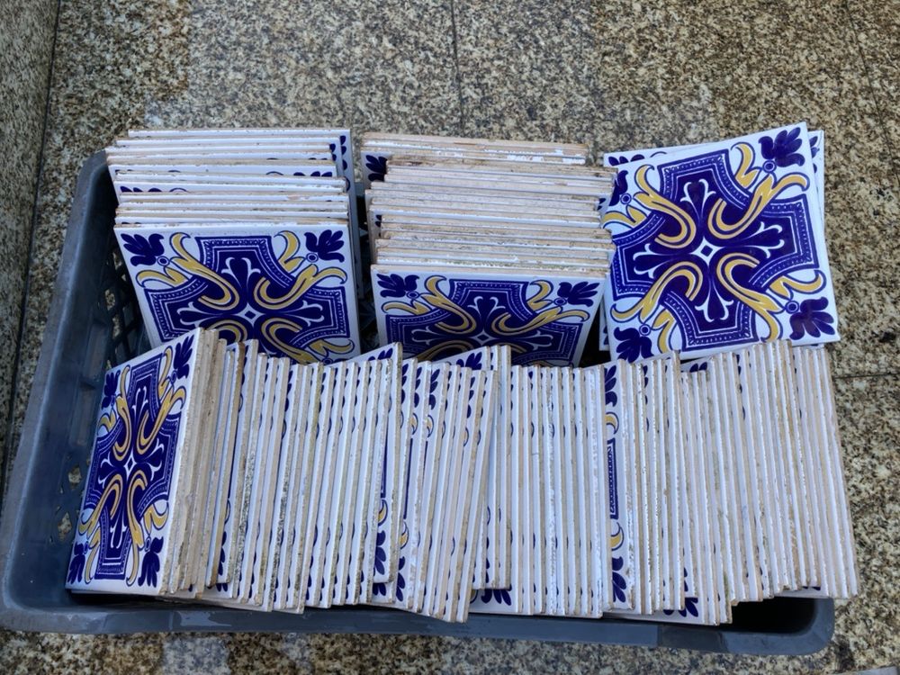 Azulejos, com medida 15cm×15cm (novos)