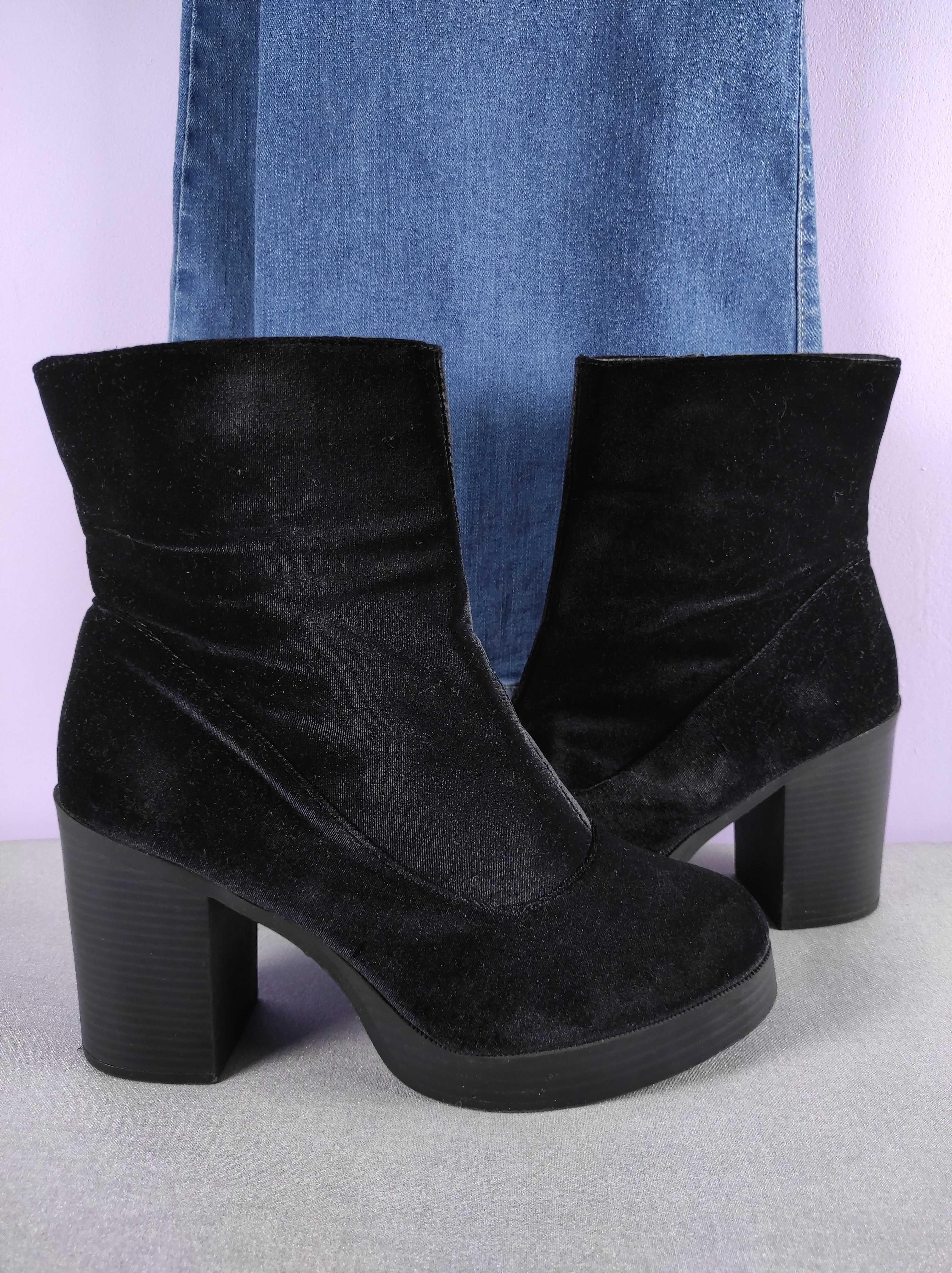 Czarne welurowe botki na wysokim obcasie New Look 42