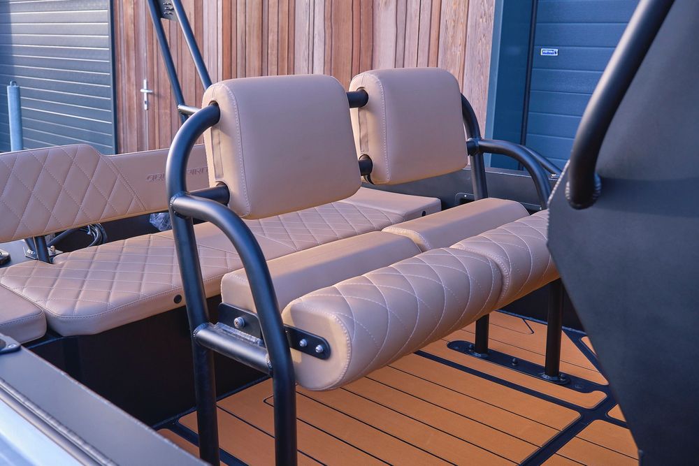 Łódź motorowa Spirit S585 CC –Nowoczesna, Przestronna i Wszechstronna!