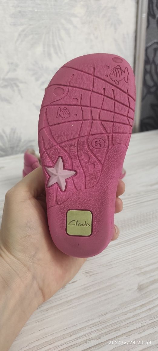 Босоніжки Clarks на 2 роки 22-23р.