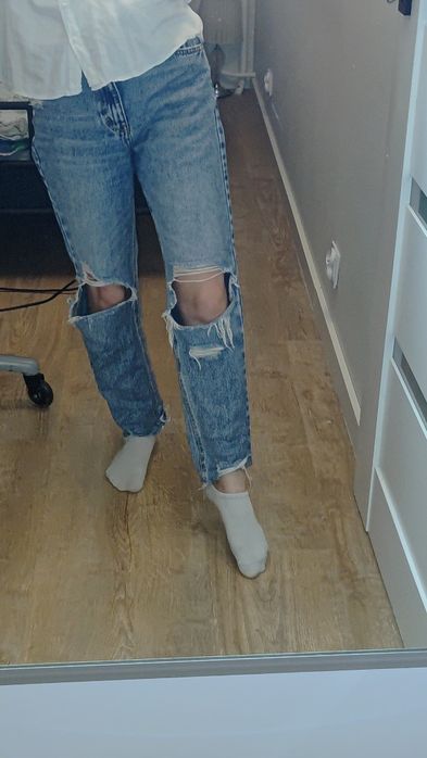 Spodnie z dziurami i wysokim stanem