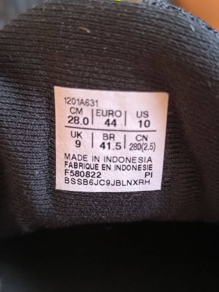Asics quantum 180 r. 44/28