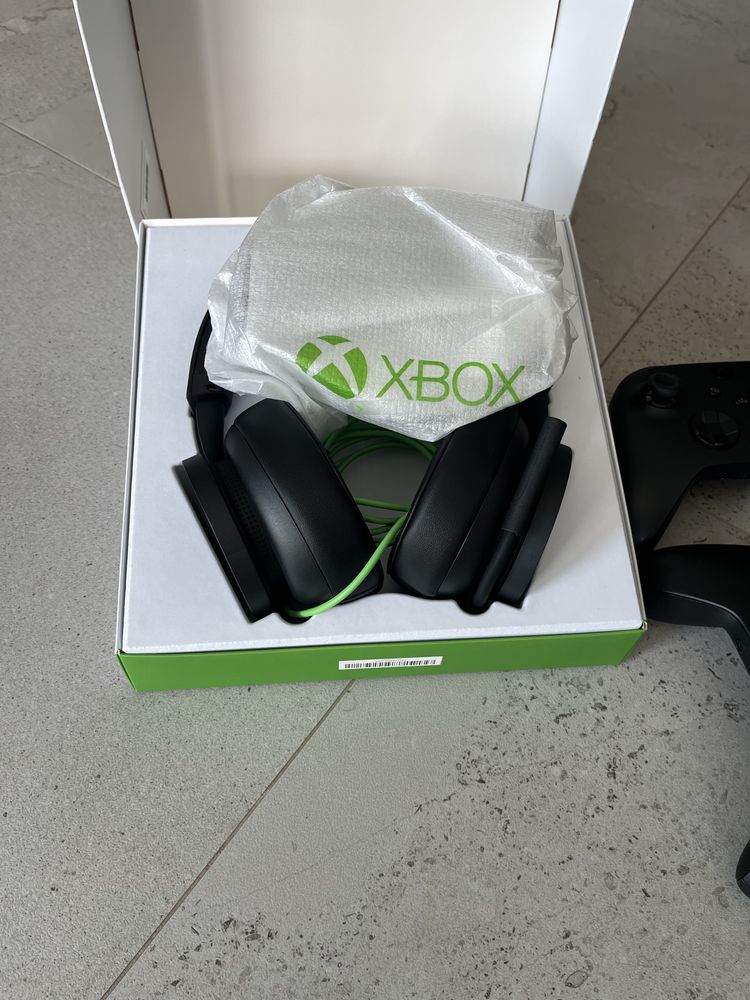 Xbox series X plus sluchawki i 2 gry, super stan