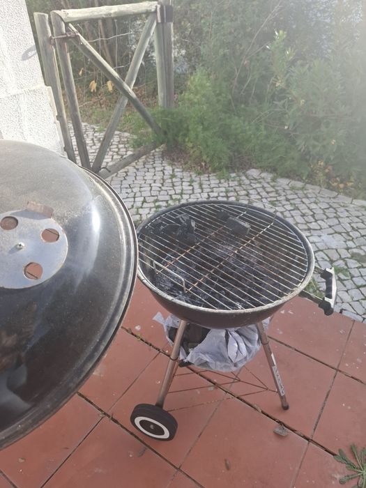 Barbecue a carvão com rodas