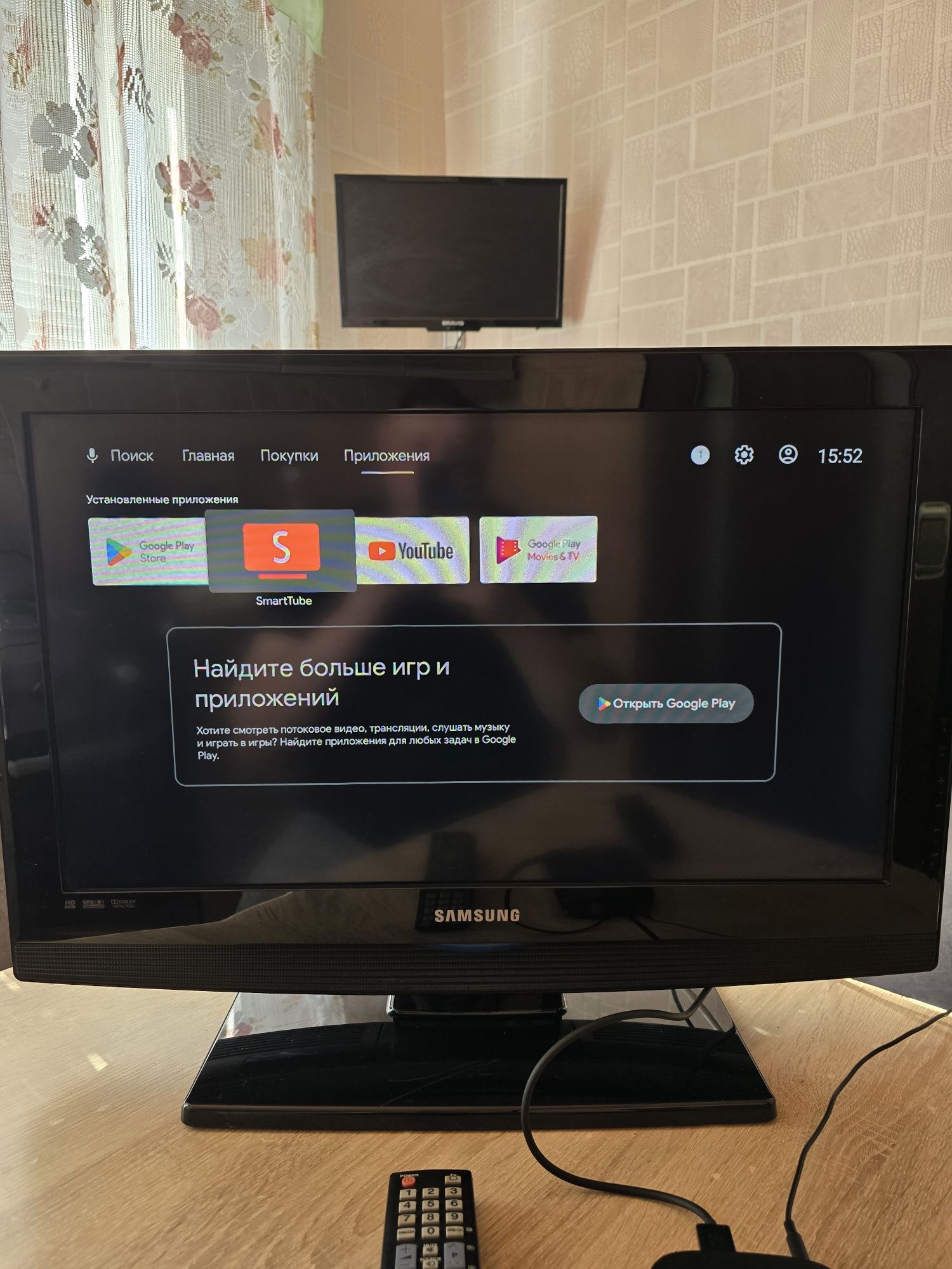 Продам телевизор Samsung 26 дюймов + приставка Xiaomi mi box.