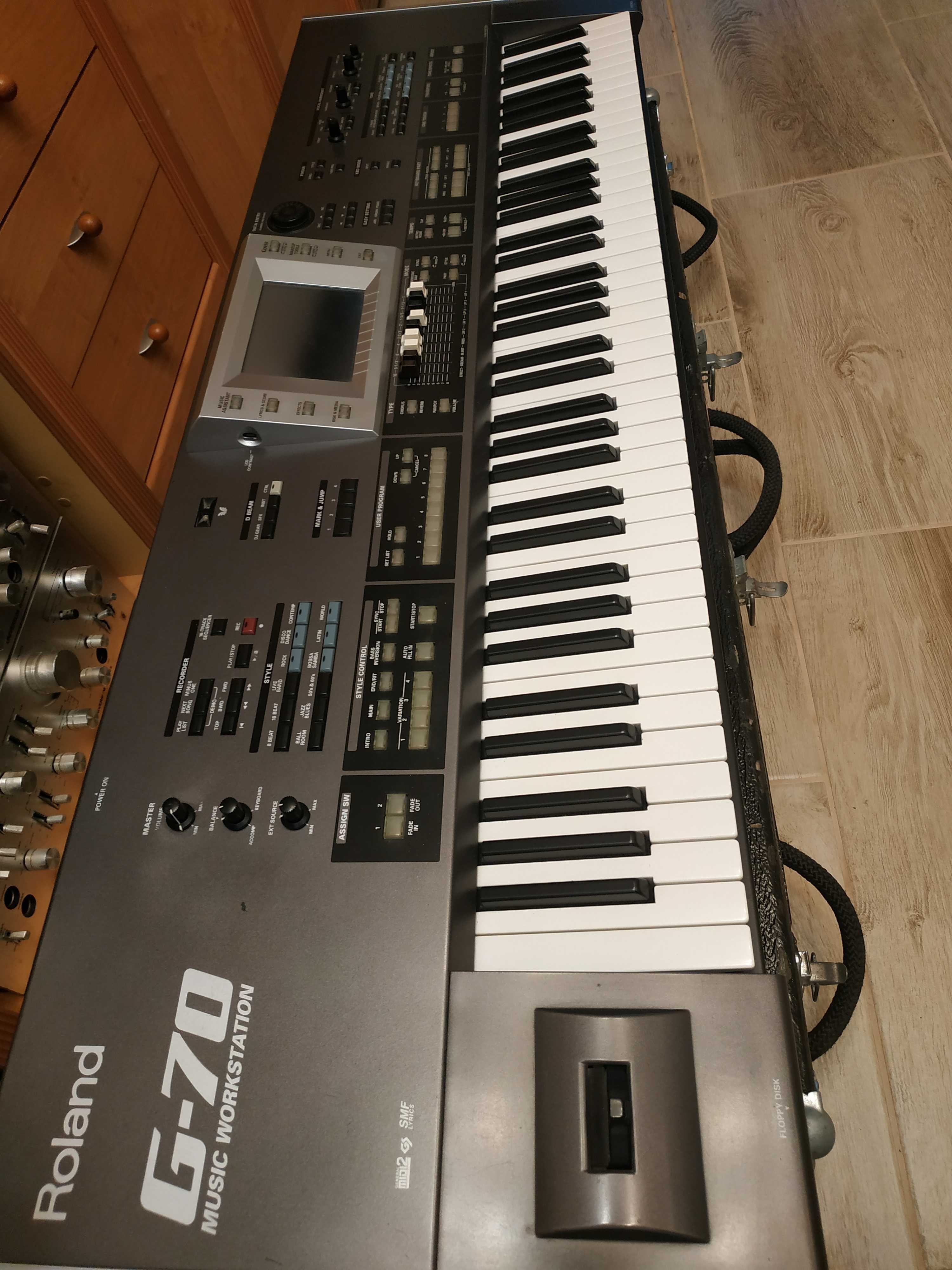 Roland G70 V3 + PCMCIA z kartą