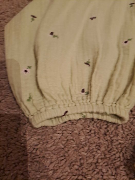 Blusa com mangas balão e bordados.