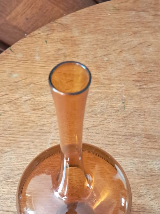 Śliczny szklany flakonik