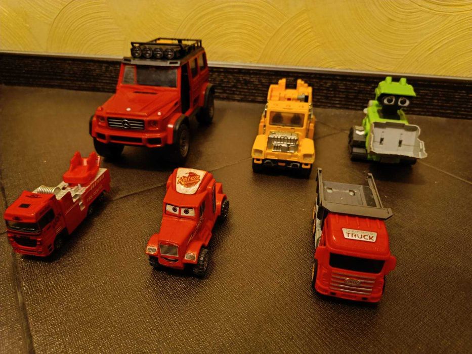 Лот з 6 машин, авто парк, вантажівки, екскаватор