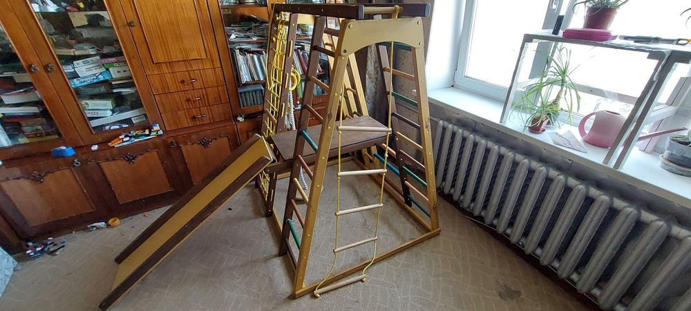 Дитячий спортивний майданчик с гіркою