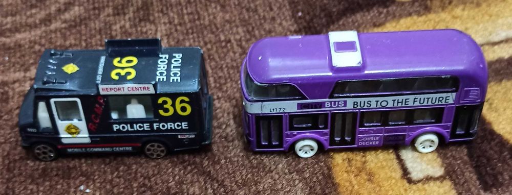 Іграшки поліційна машина і двоповерховий автобус