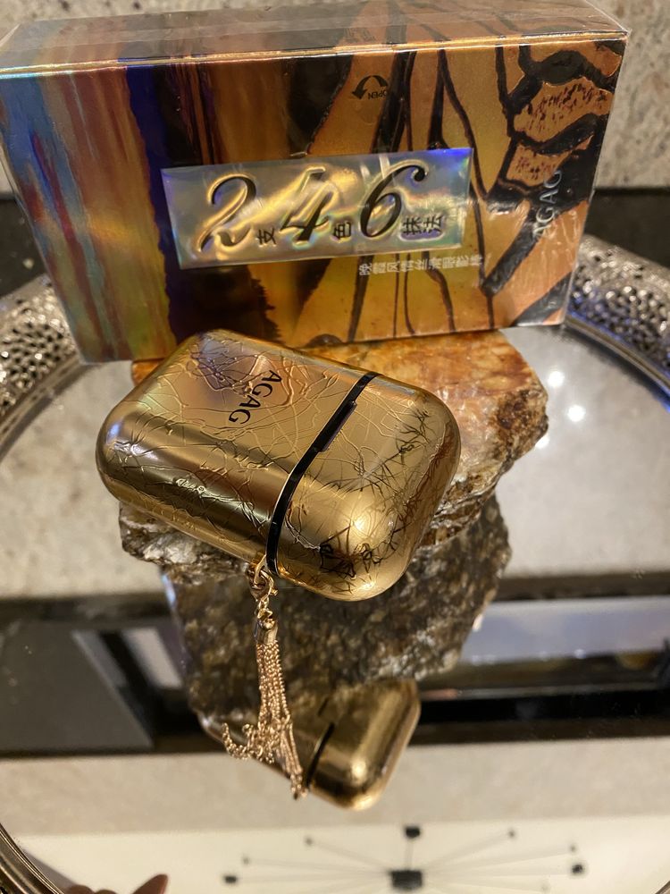Rozświetlacz bronzer róż pomadka cień do powiek w złotym etui Agag
