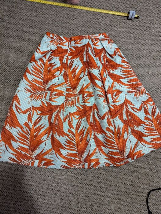 HM dłuższa spódnica S/M 36/38 w liście materiał 3D z fakturą rozkloszo