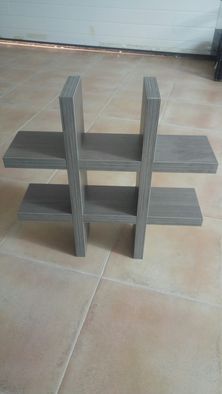 parteleiras de madeira,80x55x15. A cinza e mais pequena com 50x49x13