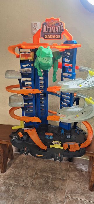 Hot wheels garaż t-rex