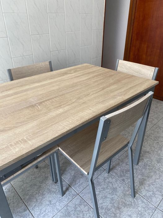 Mesa com 4 cadeiras